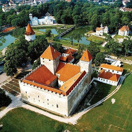 Cozy Summer House With Free Parking Near City Center & Beach Kuressaare Exterior photo